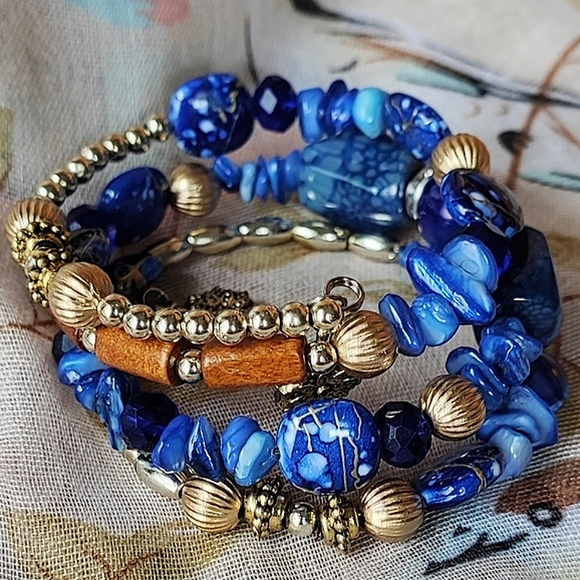 Marbled Dark Blue Earrings and Faux Lapis Wood Bead Memory Wire Bracelet Set - Picture 4 of 7